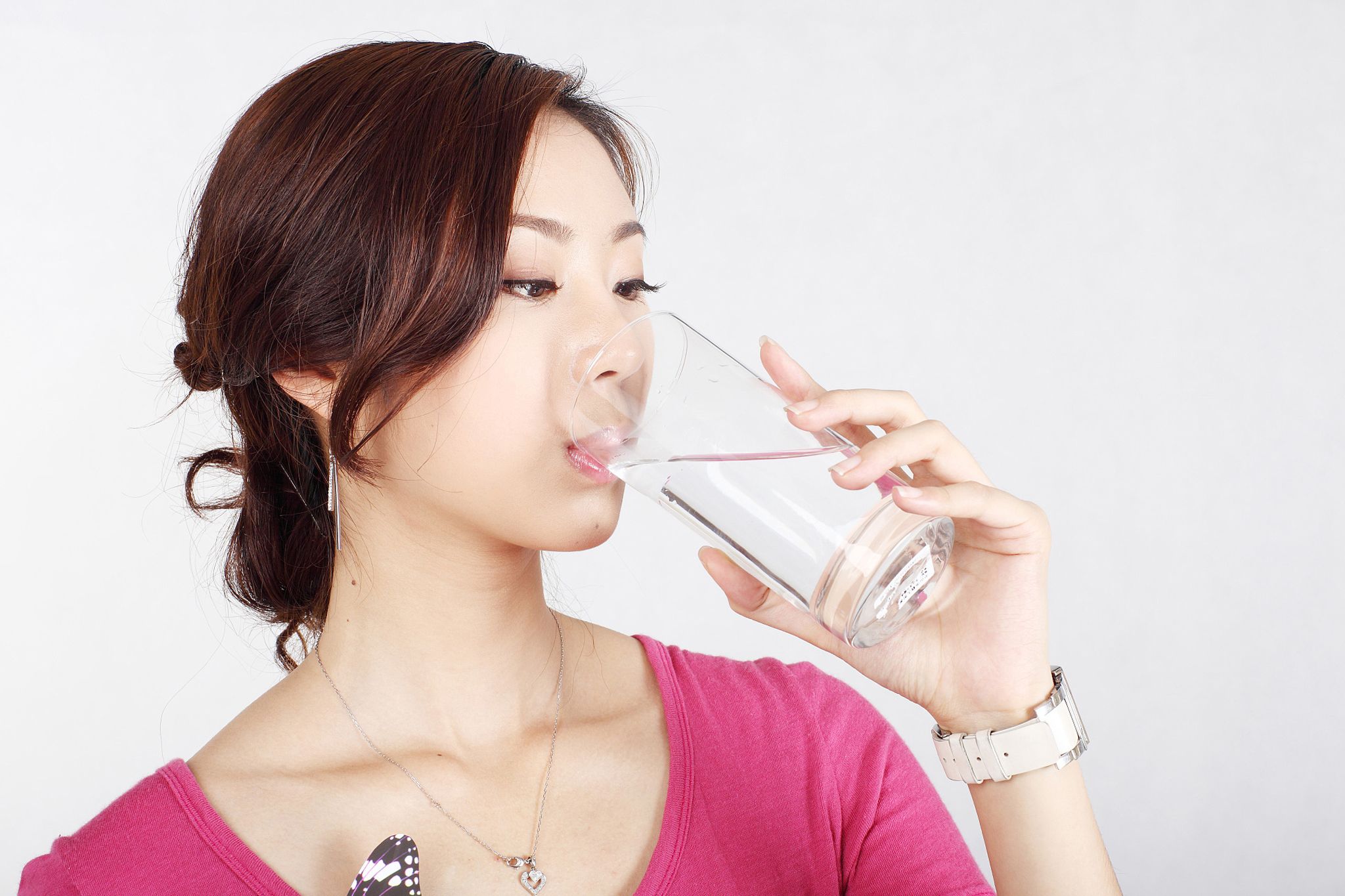 为什么喝水能帮助减肥减脂,减肥期间喝水3升减掉的是脂肪吗