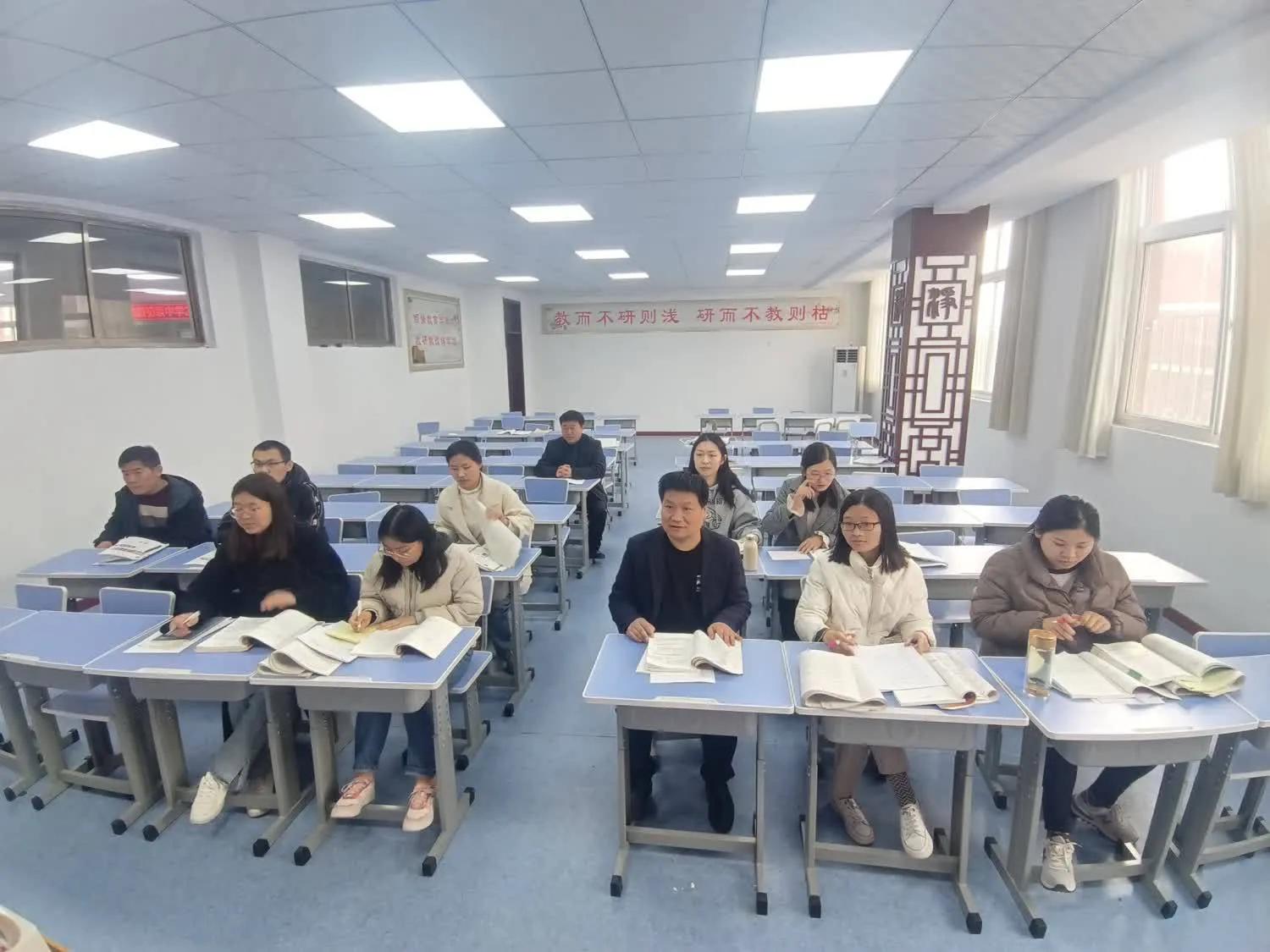 浠庢湰璐ㄤ笂鍋氬埌涓轰汉甯堣〃鏁欑爺鎬荤粨,鍑濆績閾稿笀榄傛暀鐮旇偛鏂颁汉