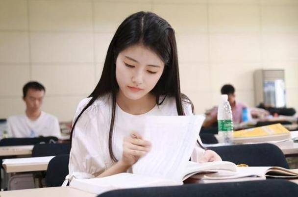 为什么银行的柜员这么多,应届毕业生银行柜员好吗