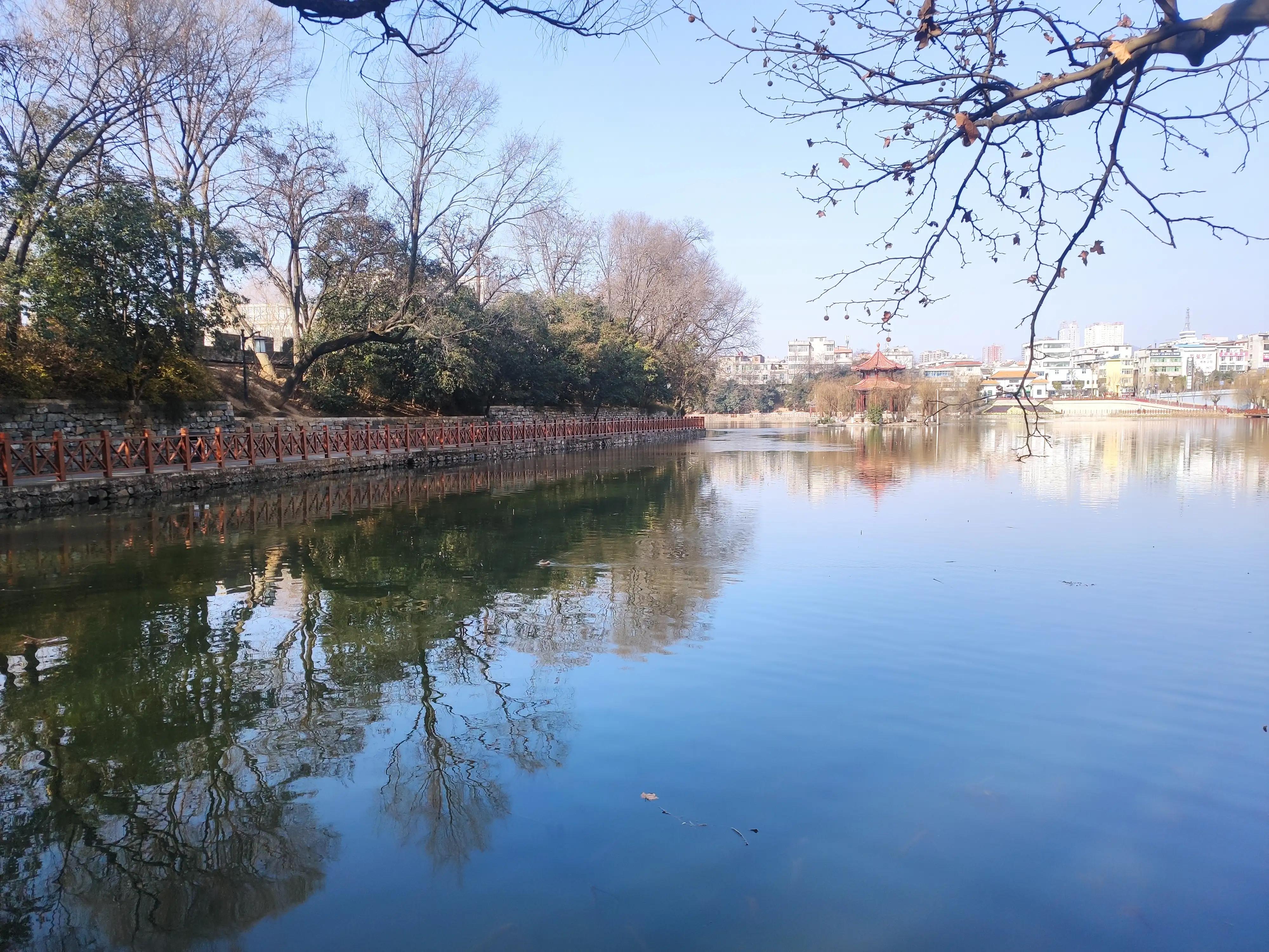 山色空蒙雨亦奇,水光潋滟晴方好山色空蒙的意思
