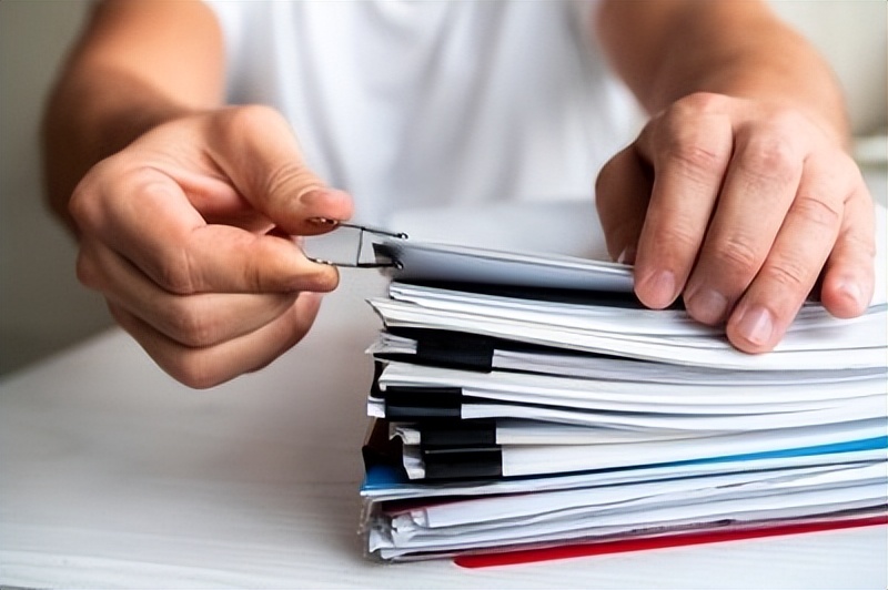 论文里面的摘要和引言有什么区别,论文的引言和摘要有什么区别