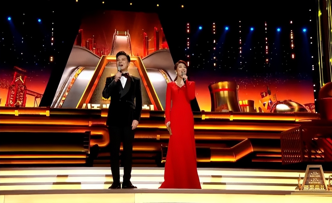 殷桃现身飞天奖典礼,殷桃闫妮颁奖典礼