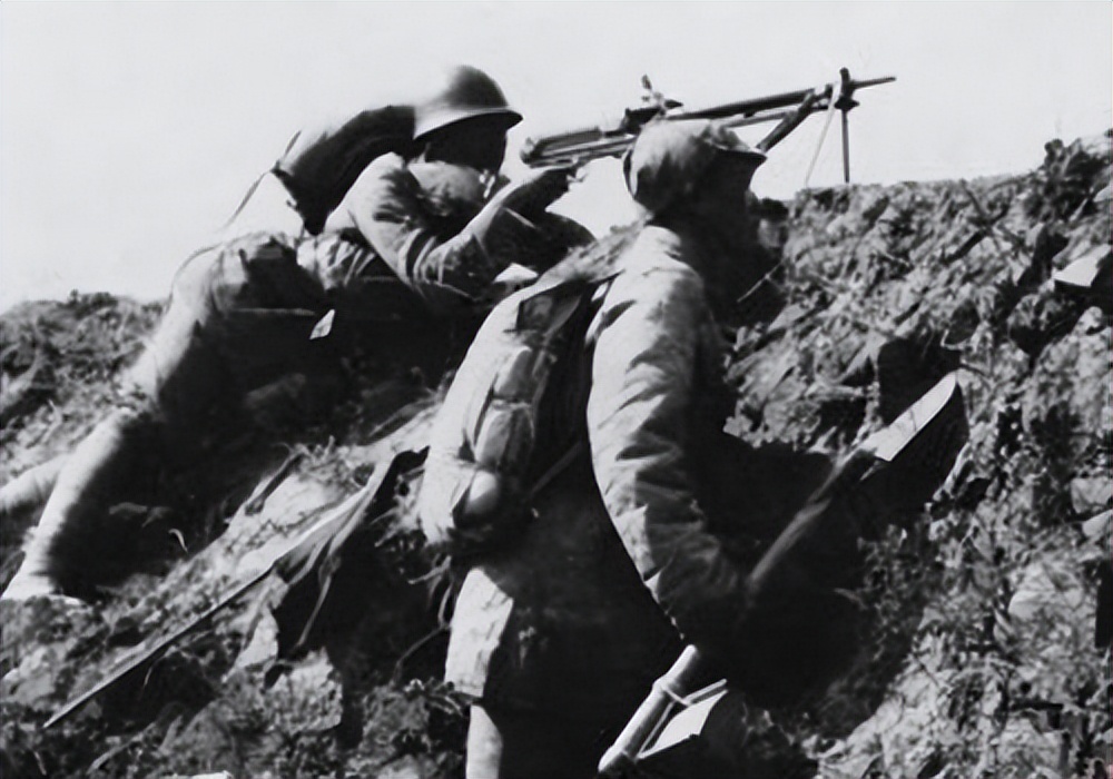 山东97岁老人手握双枪,山东97岁老人手持双枪