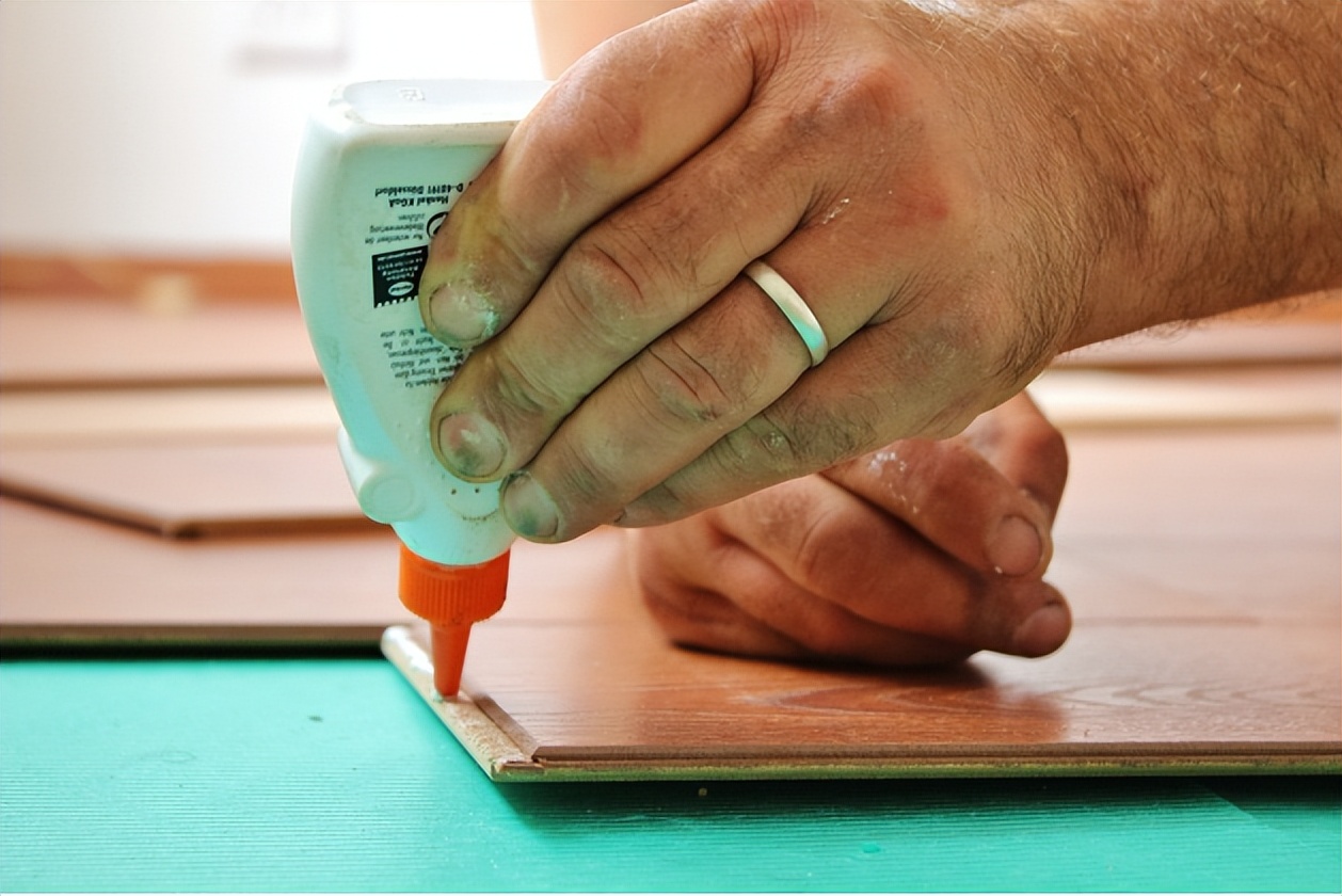 胶水为什么不会粘在瓶子里,为什么胶水不会粘在胶水瓶子里面