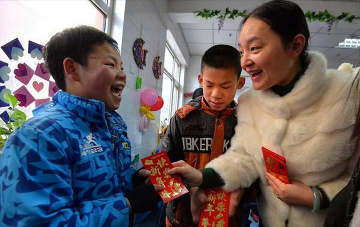 过年给孩子压岁钱是大有讲究的,过年小孩子压岁钱给多少合适