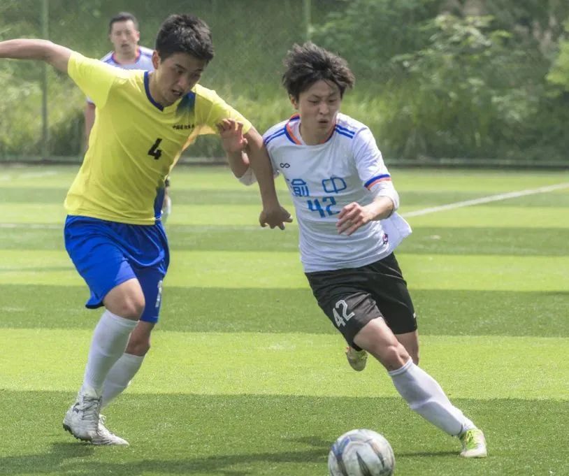 驰骋绿茵足够精彩三年级手抄报,驰骋绿茵无悔青春