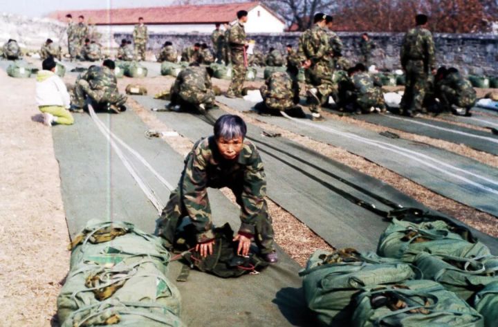 身穿15元鞋子老人向社会捐款1000万,老人穿15元鞋给家乡捐款1000万