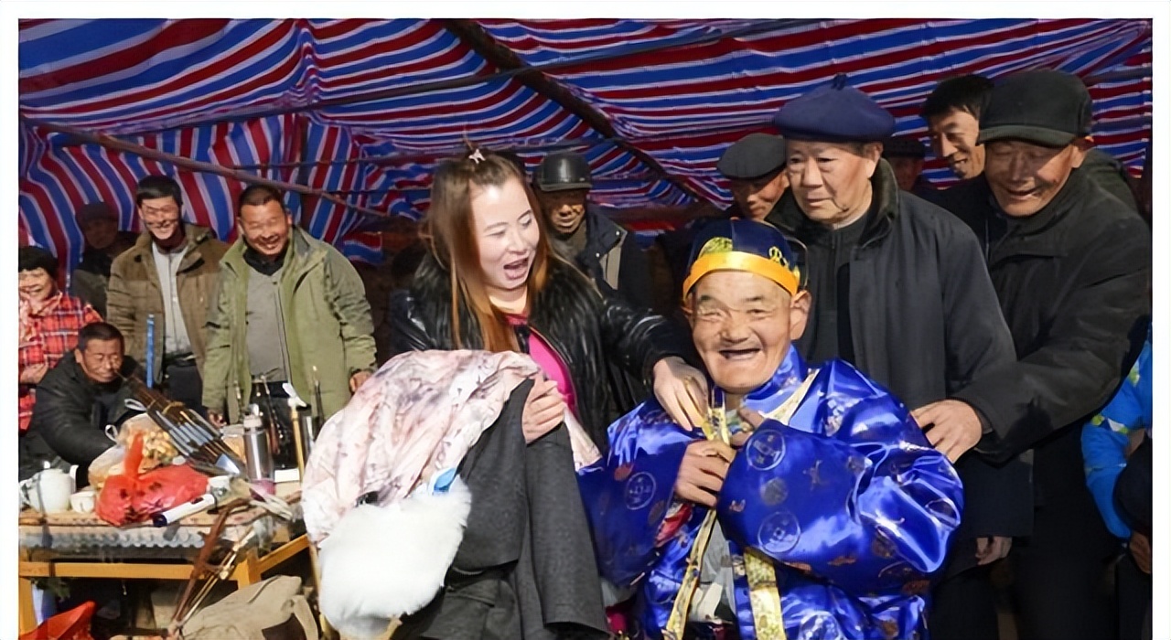 山东66岁老人自办活人出殡,山东省一位66岁老人办活人葬礼