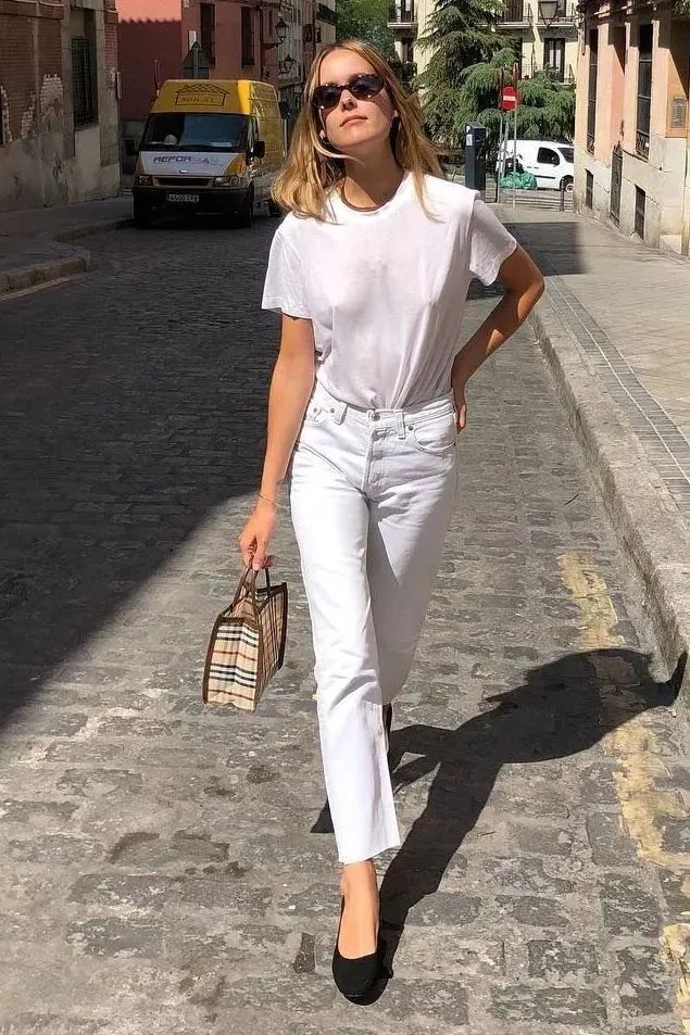 直筒牛仔裤小白鞋穿搭,小白鞋牛仔裤秋冬穿搭图片