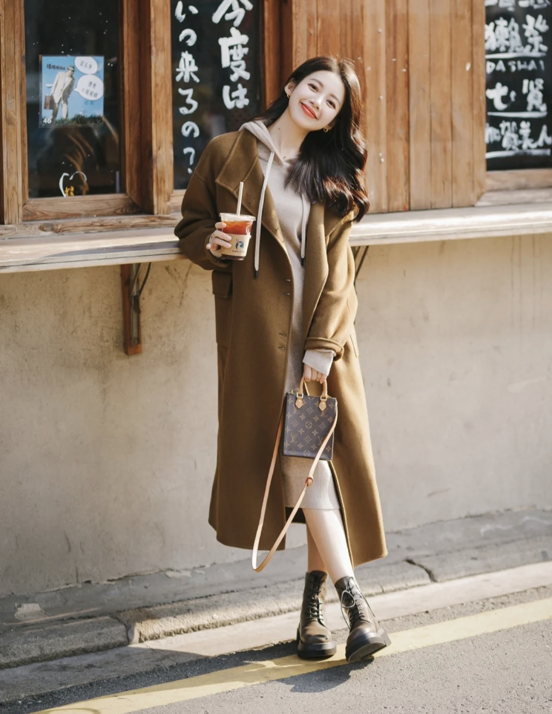 棕色的鞋子棕色大衣怎么搭配衣服,棕色大衣的穿搭技巧