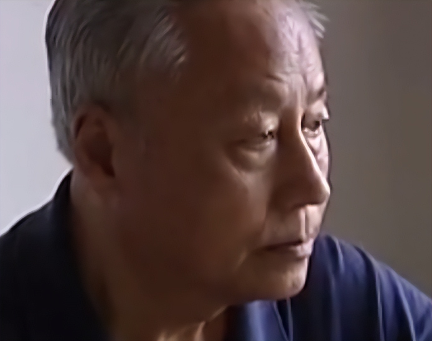 河南老汉600元买来发光水晶，深夜发出强光，专家称萤石夜明珠