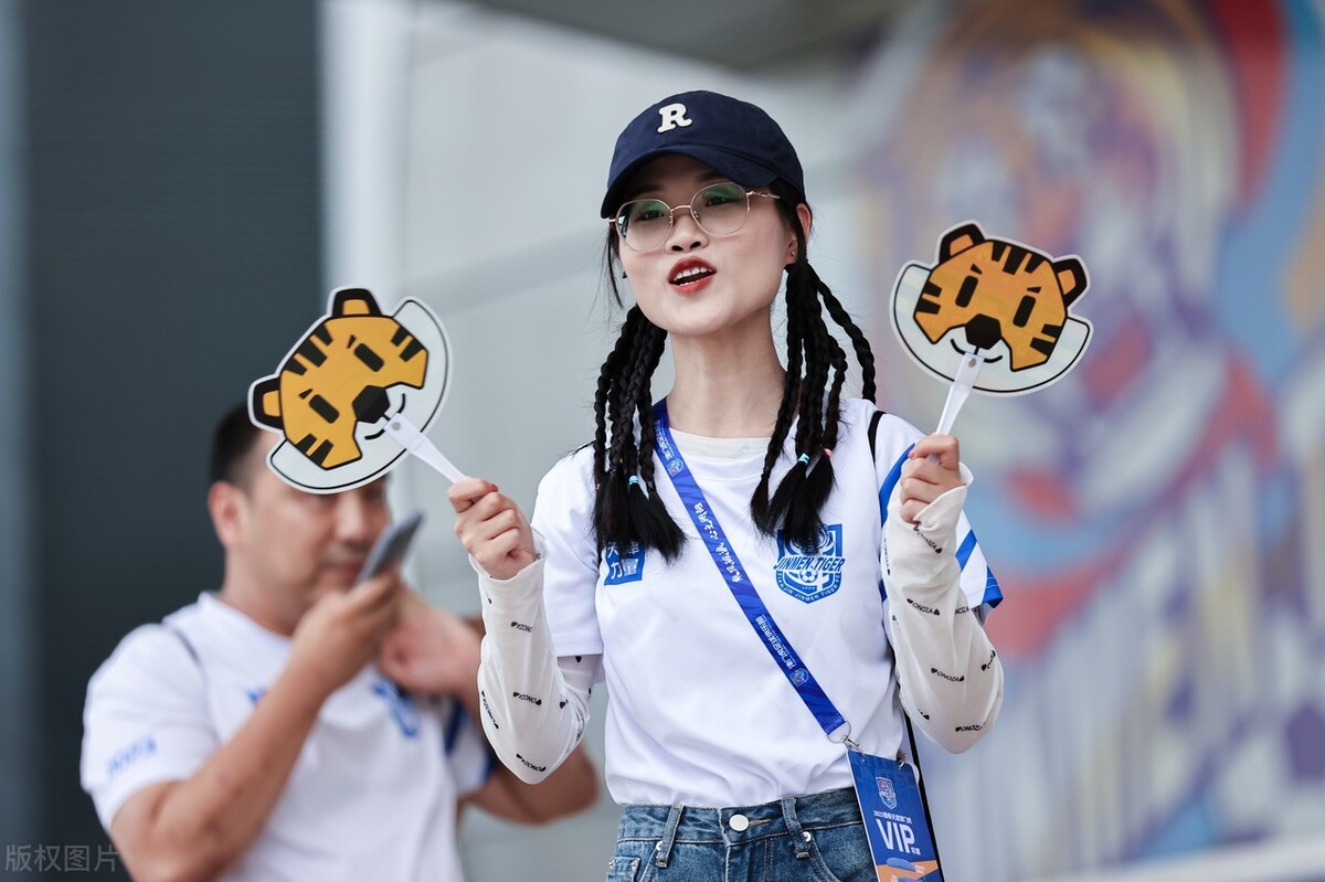 中国足球女球迷惊艳全场,足球看台漂亮的女球迷