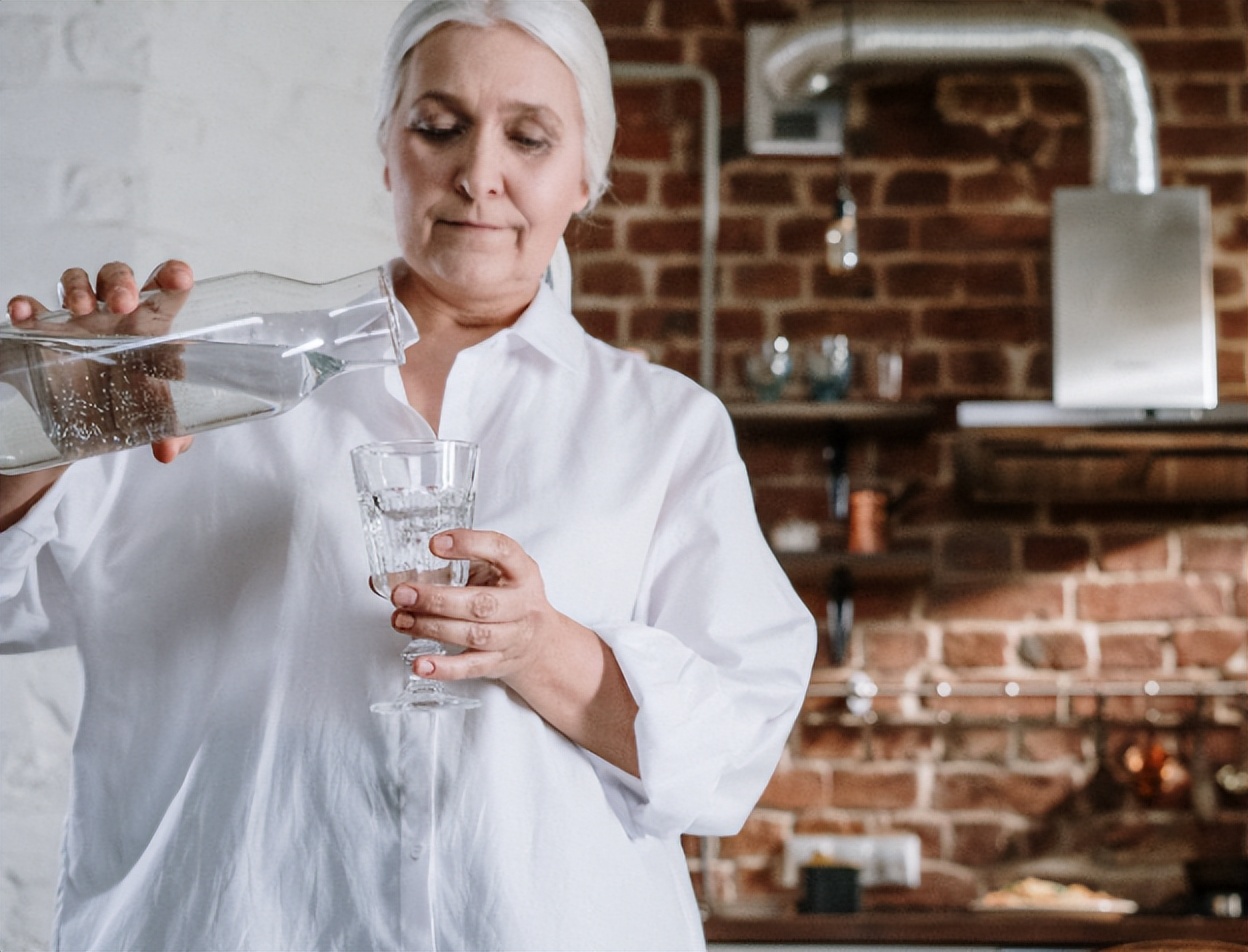 晚上起夜与不起夜的哪个健康,年轻人晚上起夜好还是不起夜好