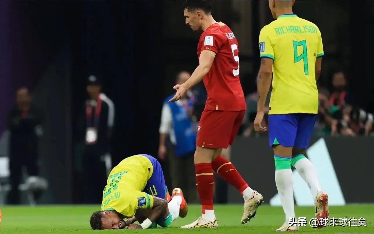 内马尔为什么踢边后卫,内马尔为什么踢两次点球