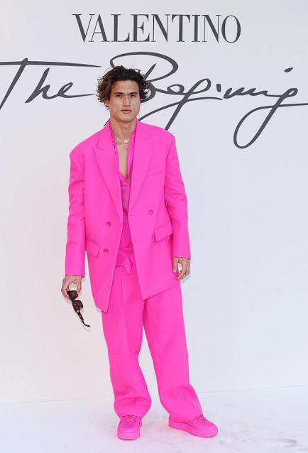 科勒卡戴珊一身红衣服出镜,科勒卡戴珊穿白西装图片