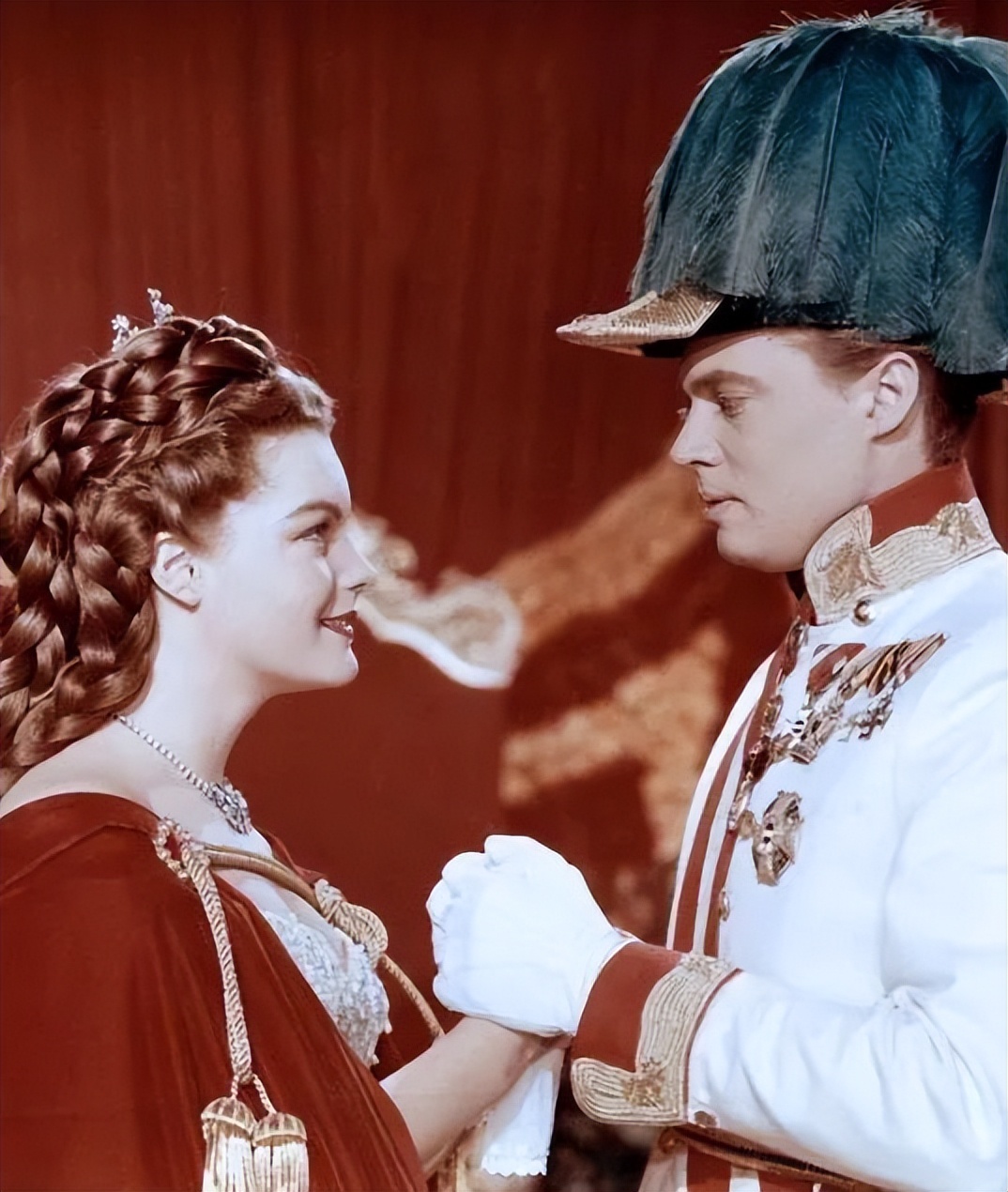 王冠要怎么戴才不会压塌头发,戴皇冠怎么能不掉