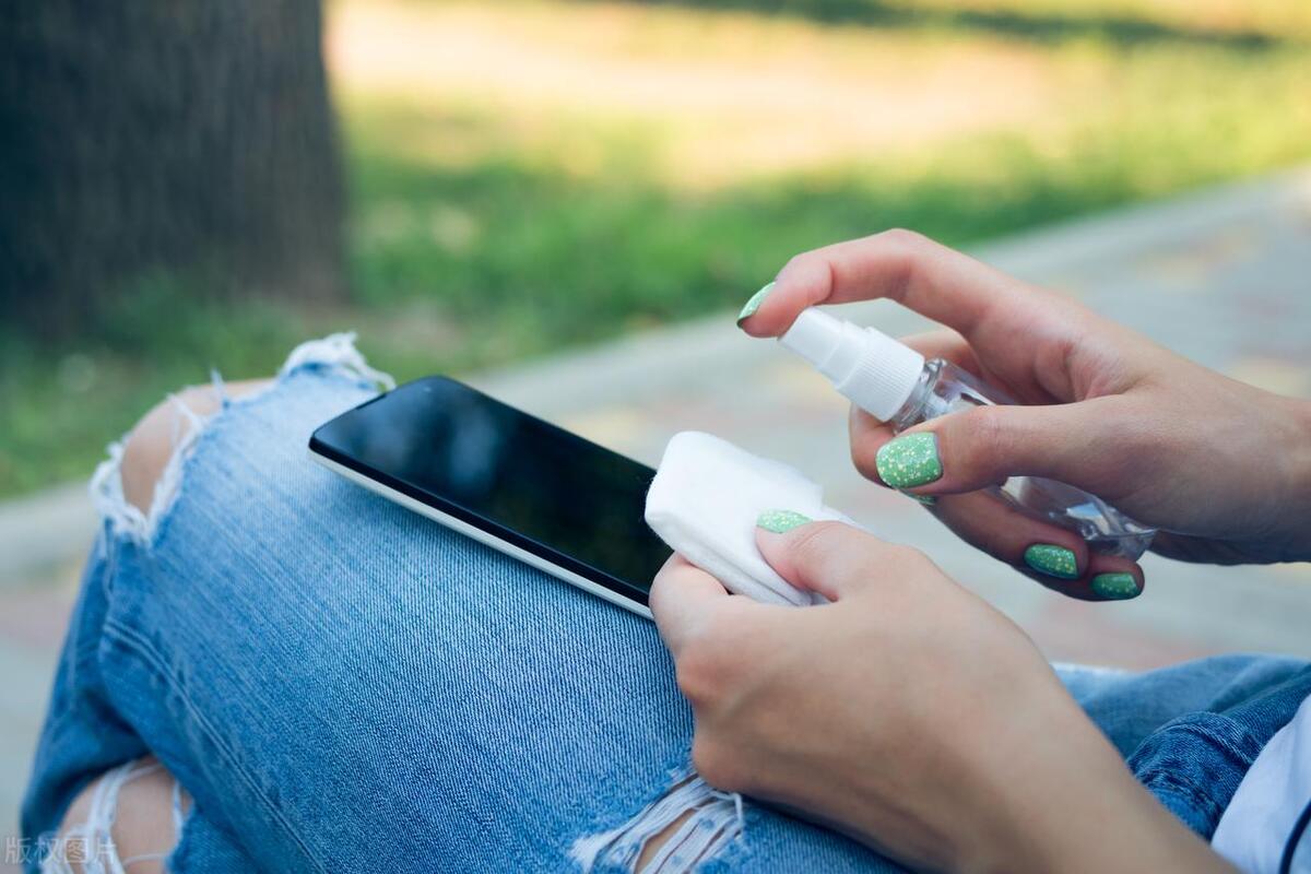 手机屏幕脏了别直接用纸擦，教你正确的清洁屏幕方法