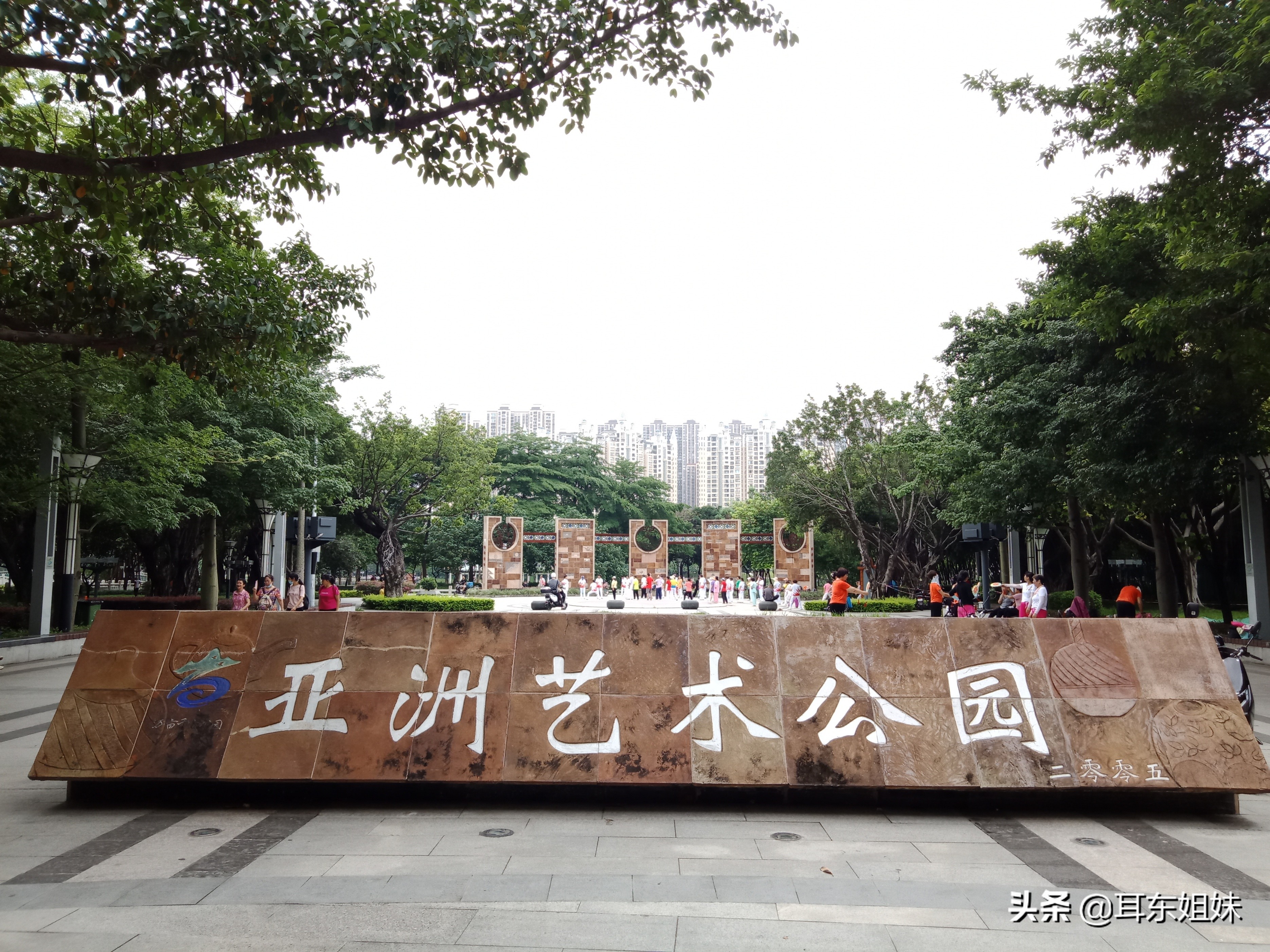 佛山公园里的荷花已悄然绽放,佛山人去旅游