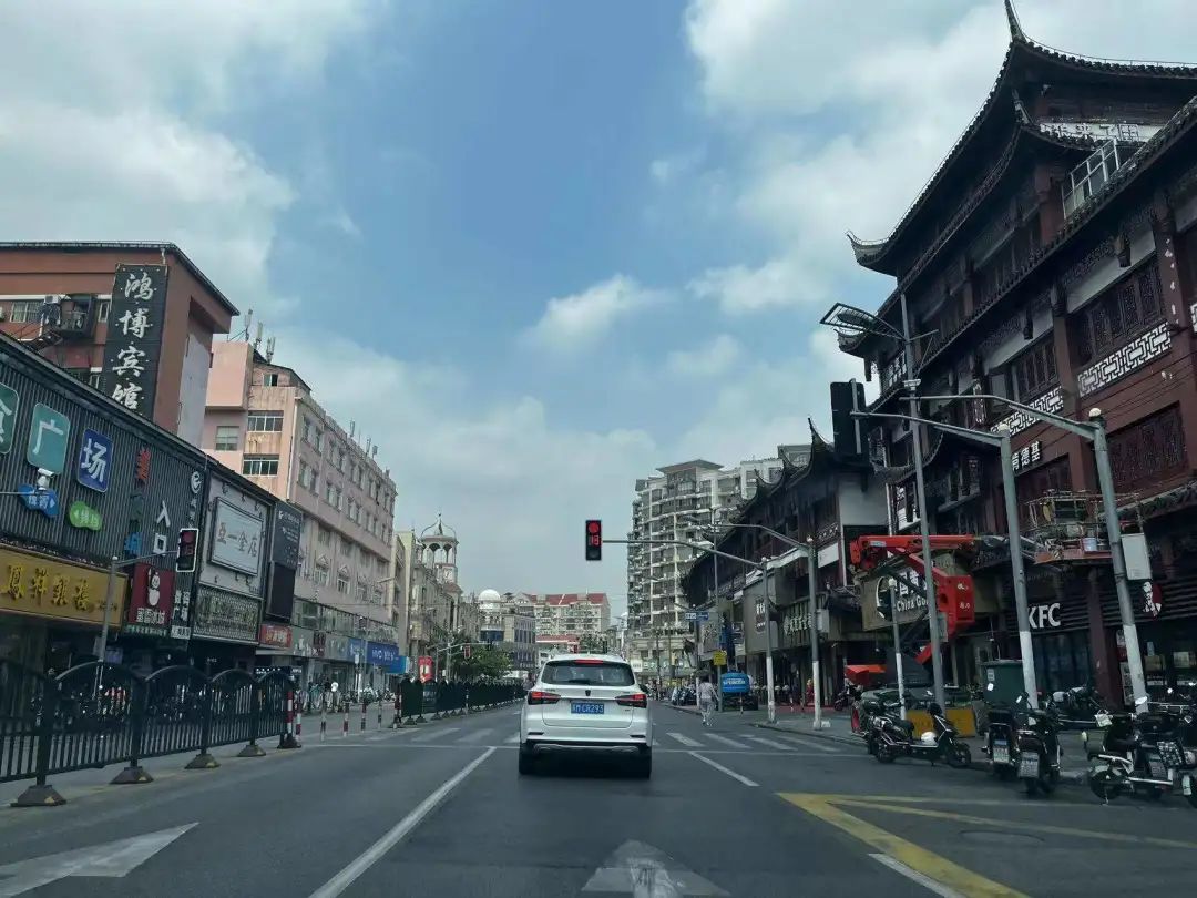 上海繁华地段的老破小,上海繁华地段和贫民区对比照