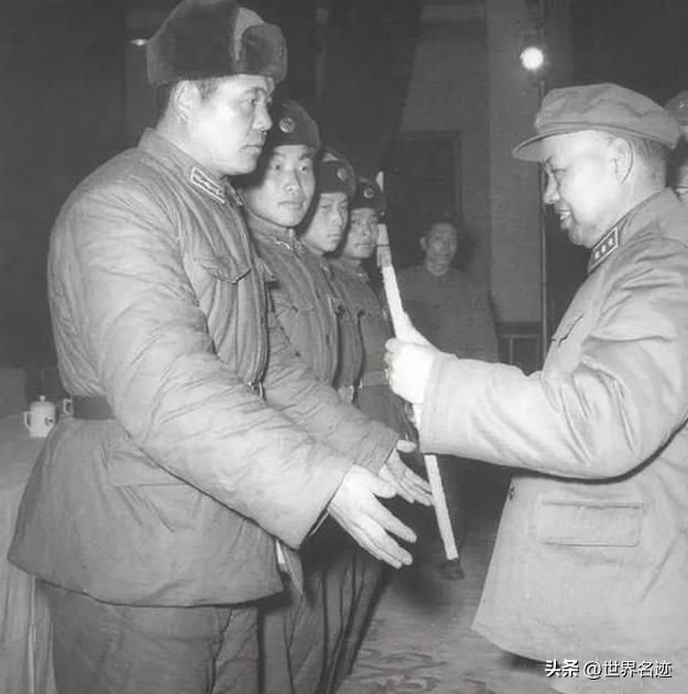 1980年*国锋华**视察南京军区，*世友许**称病不见，*国锋华**亲自登门拜访