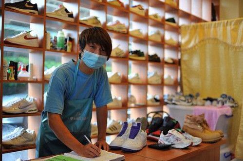 大学毕业生开洗鞋店月入过万,大三学生开洗鞋店