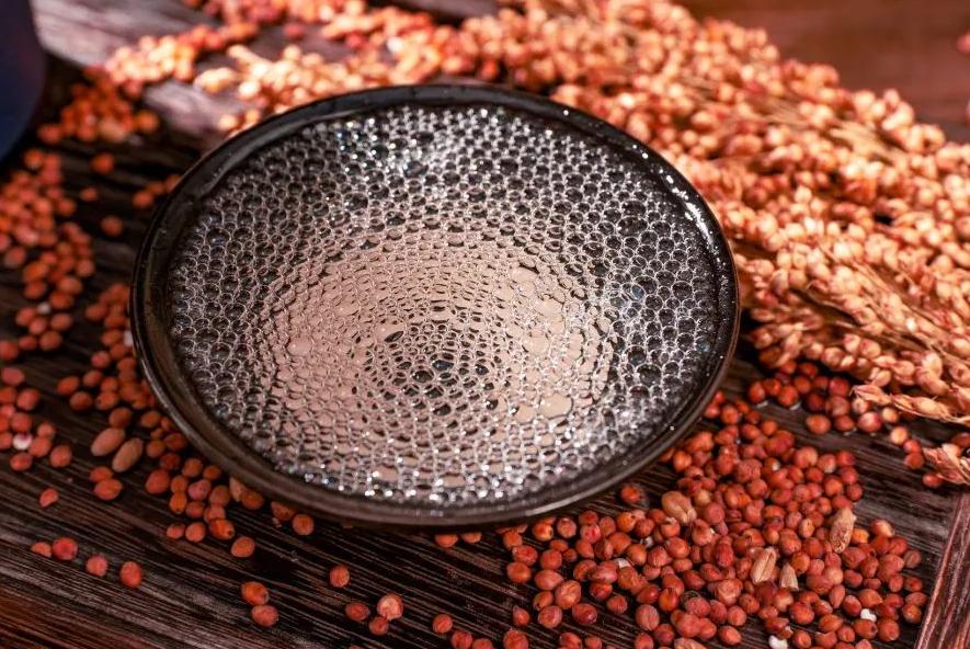 白酒保质期18个月过期了还能喝吗,过期的白酒能扔吗