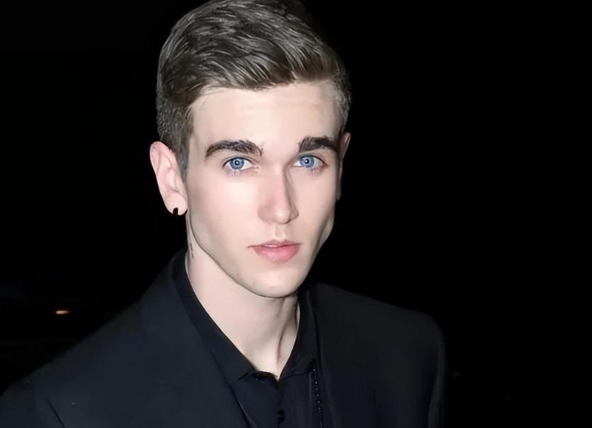 娶了巩俐的雅尔，曾有个漂亮的未婚妻，对方正是法国女神阿佳妮