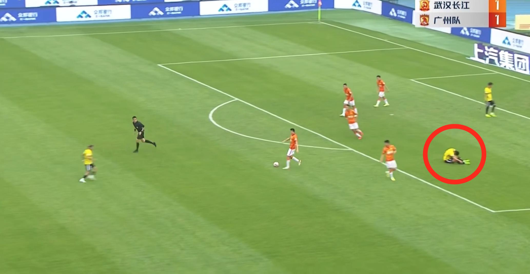 中超搞笑名场面踩单车,中超爆笑名场面抬腿