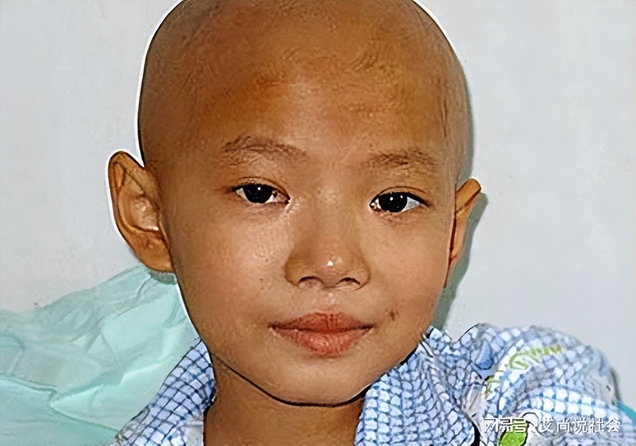 05年四川8岁白血病女孩不愿拖累养父，悄悄写下：自愿放弃治疗