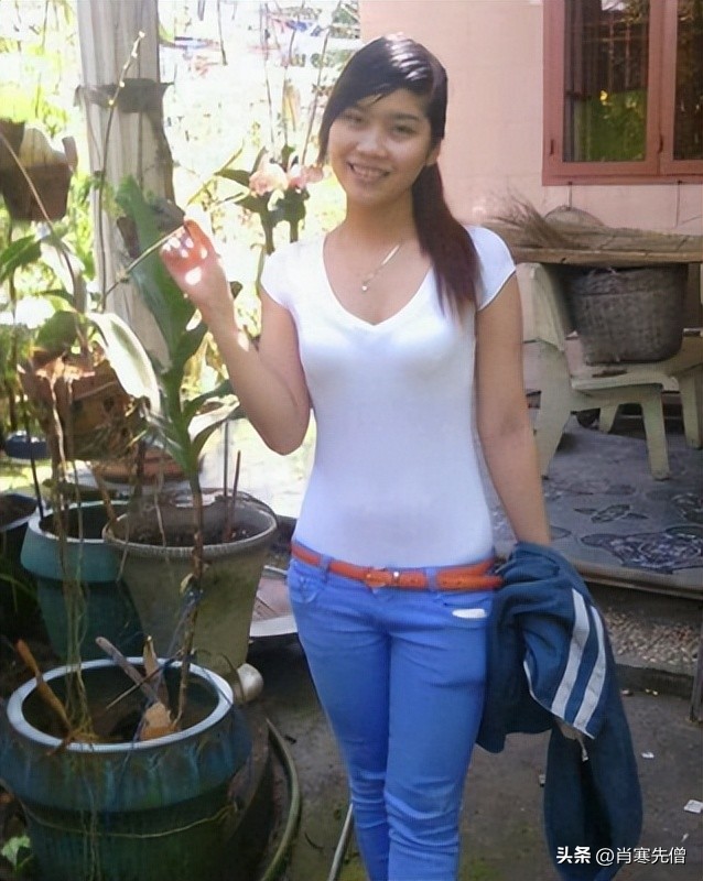 越南女孩，在广州打工，嫁给大15岁夜市炒河粉老公，冬天熬夜赚钱