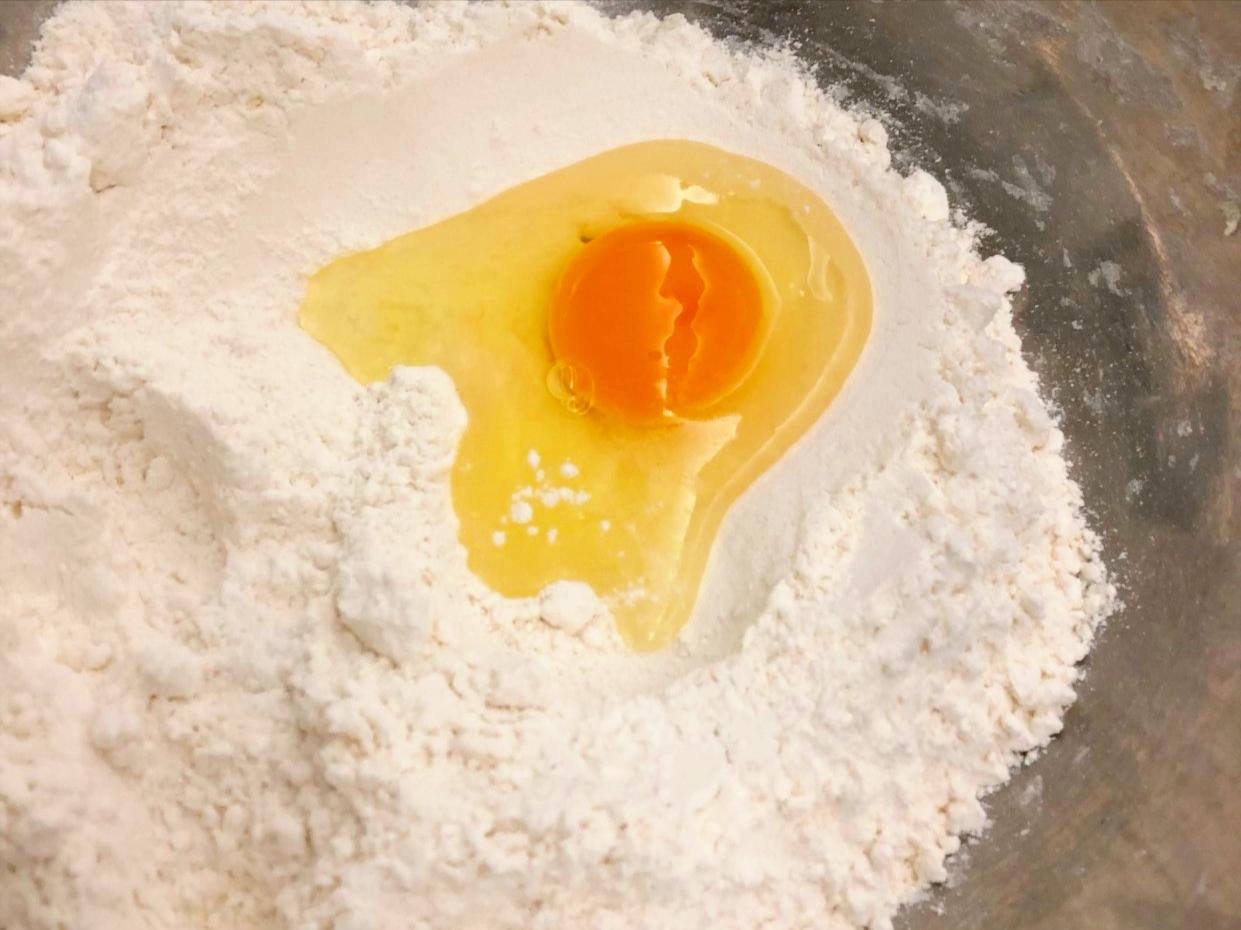 外面炸的油条为什么蓬松酥脆,炸油条怎么和面才能酥脆好吃