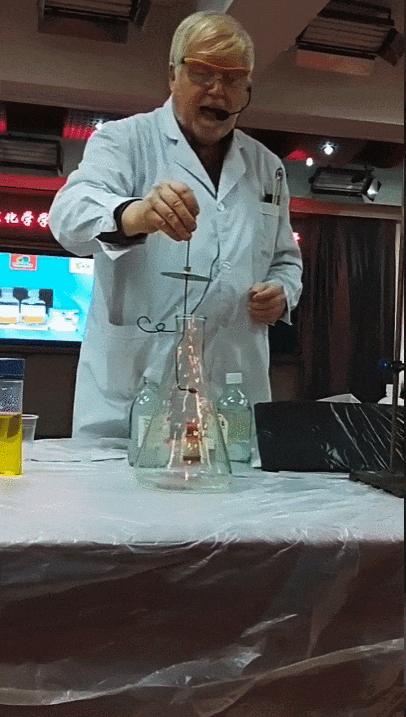 最近火出圈的老师上课,最近火出圈的老师上课挨个点名