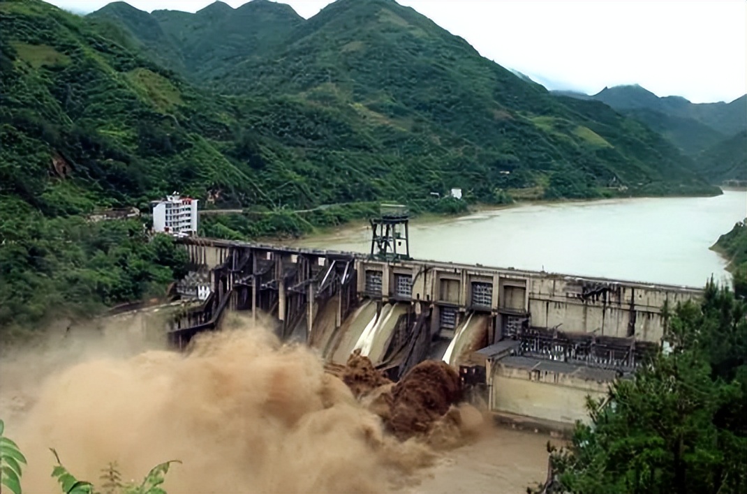 发电厂多出的电去哪里了,发电厂发出来的电用不完怎么解决