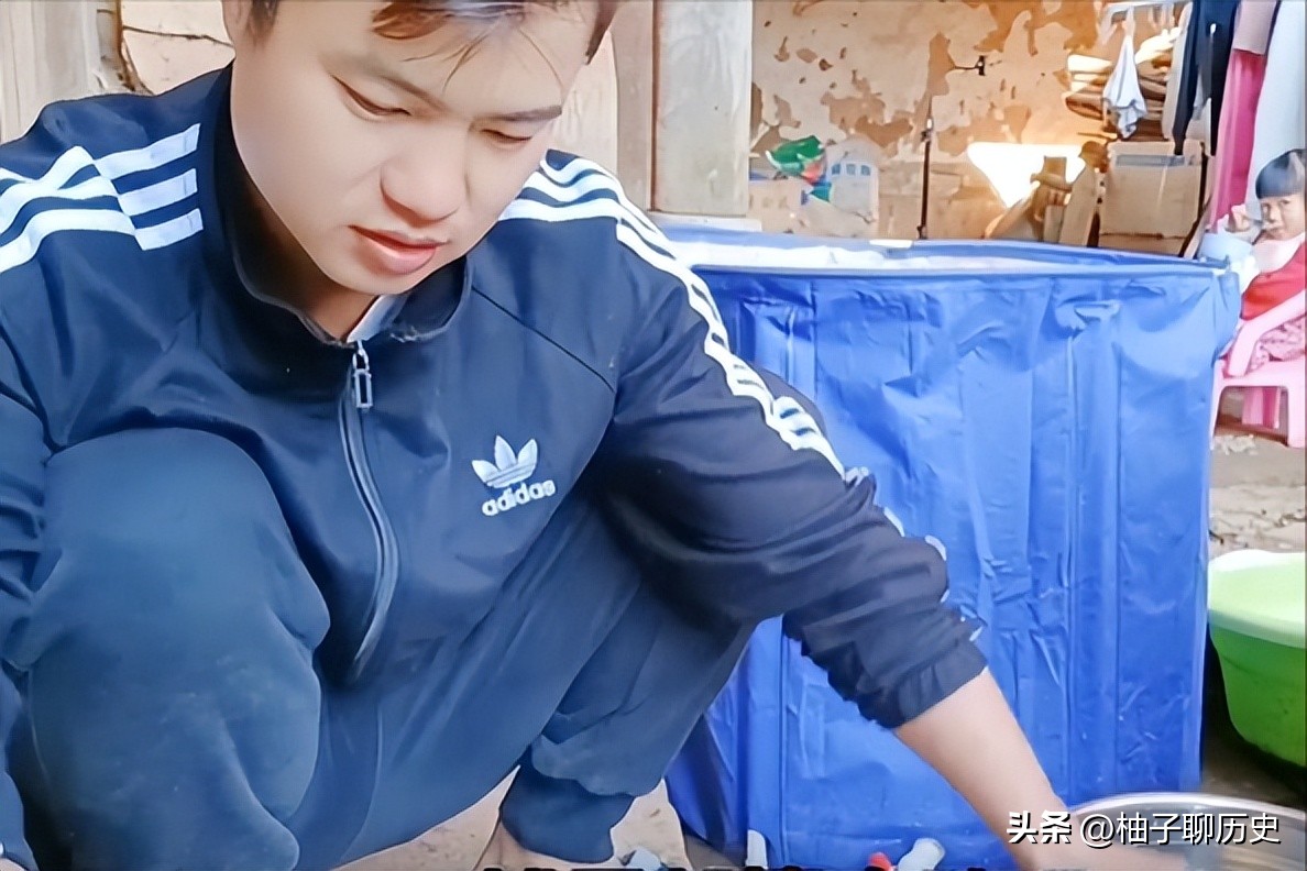 90后越南女孩从小父母离异，二婚嫁到中国云南农村，坚强独自带娃