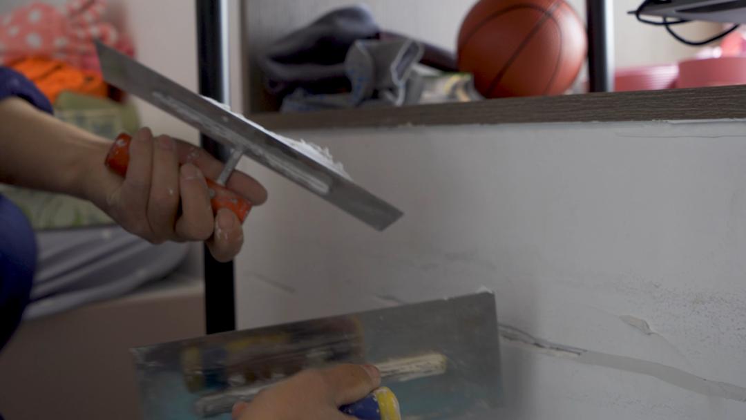 衣柜和墙面接缝处开裂怎么补救,墙面起皮起鼓开裂是什么原因引起