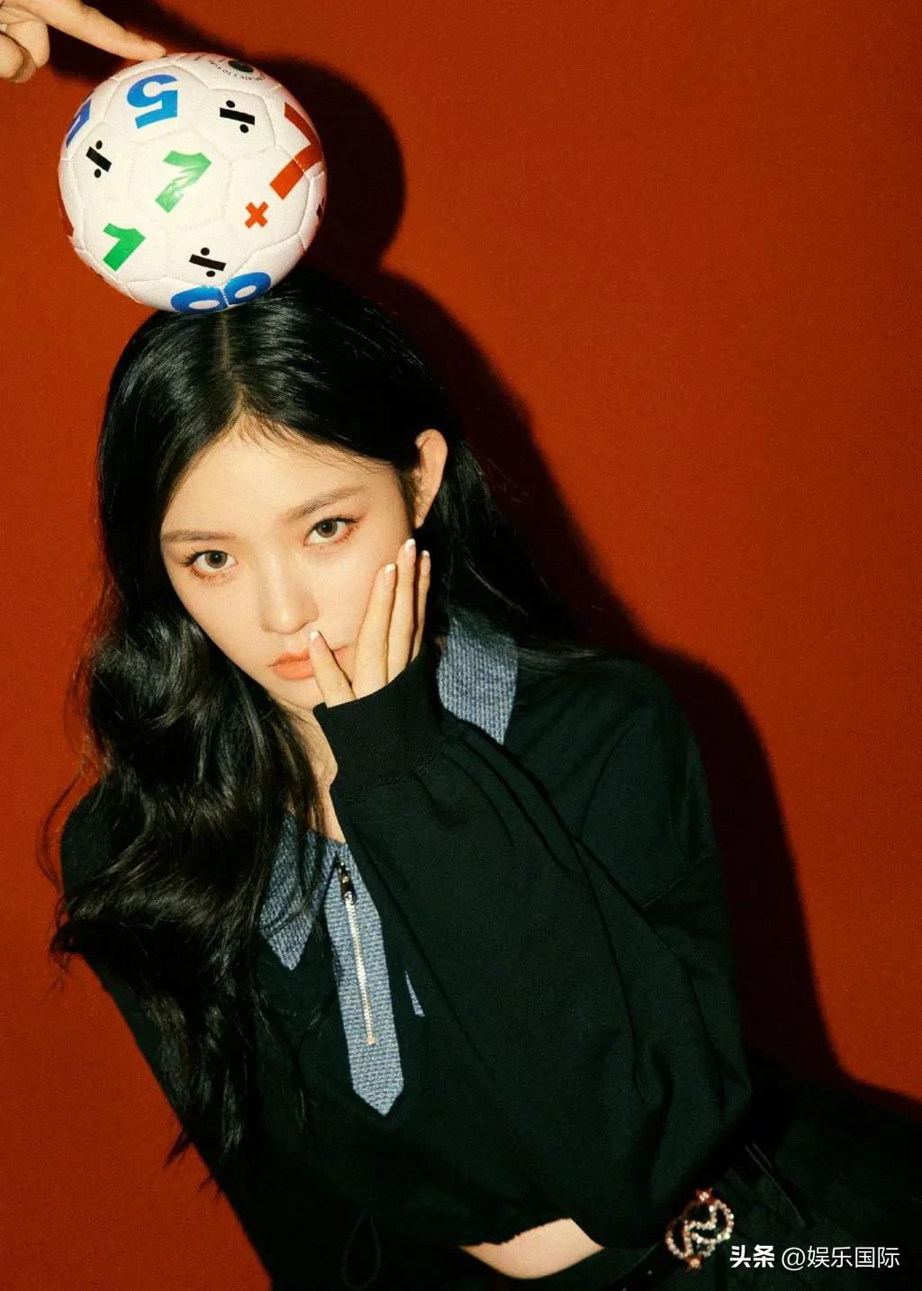 林允穿短裙抱足球娇俏可爱