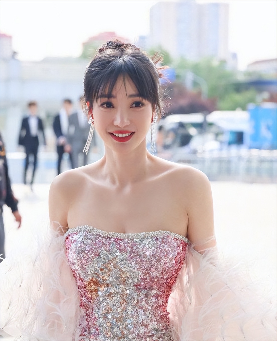 柳岩水蜜桃西装,柳岩水蜜桃礼服