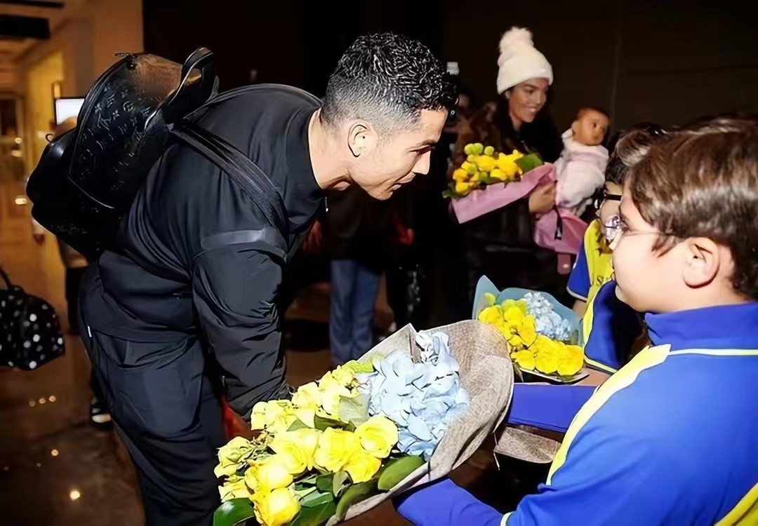 c罗乔装打扮和乔治娜去迪士尼,c罗在迪拜为乔治娜庆生