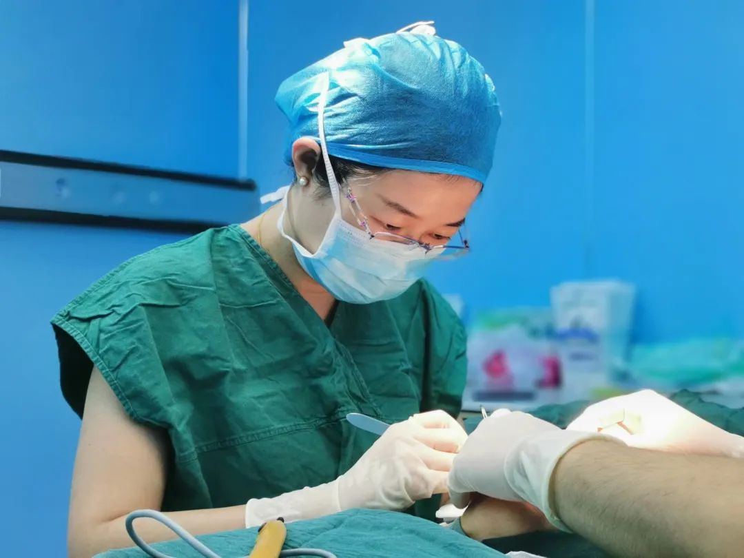 上睑下垂术后眼睑肿抬不起来,上睑下垂眼皮水肿无法抬眼