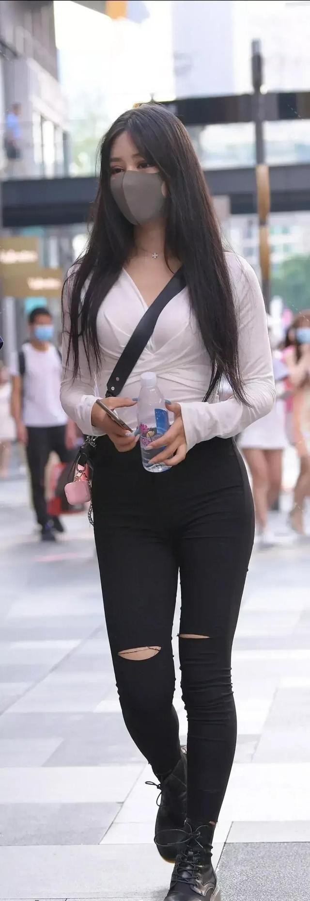 充满活力的打*裤底**穿出最美姿态，勾勒出曼妙身材，气质独特