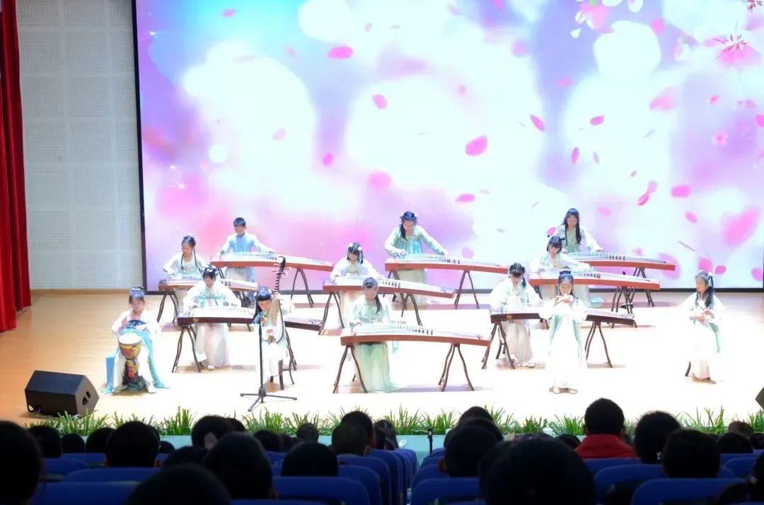 法国欧坦市市长一行来渝交流考察,法国欧坦市市长访问学校