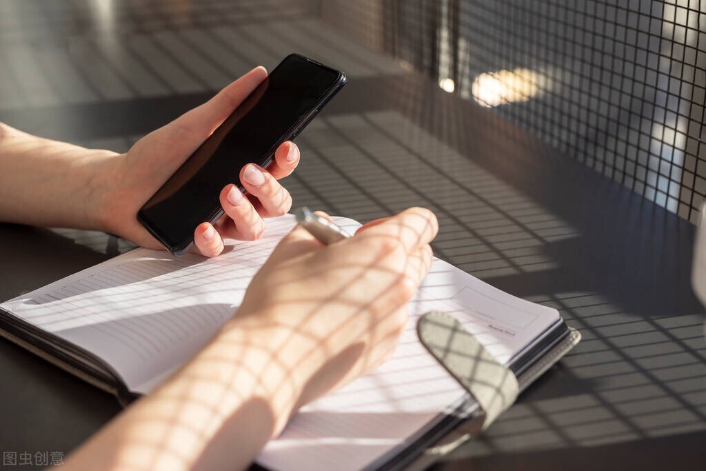 欠信用卡的你们都有接电话吗,朋友欠信用卡我应该帮她吗