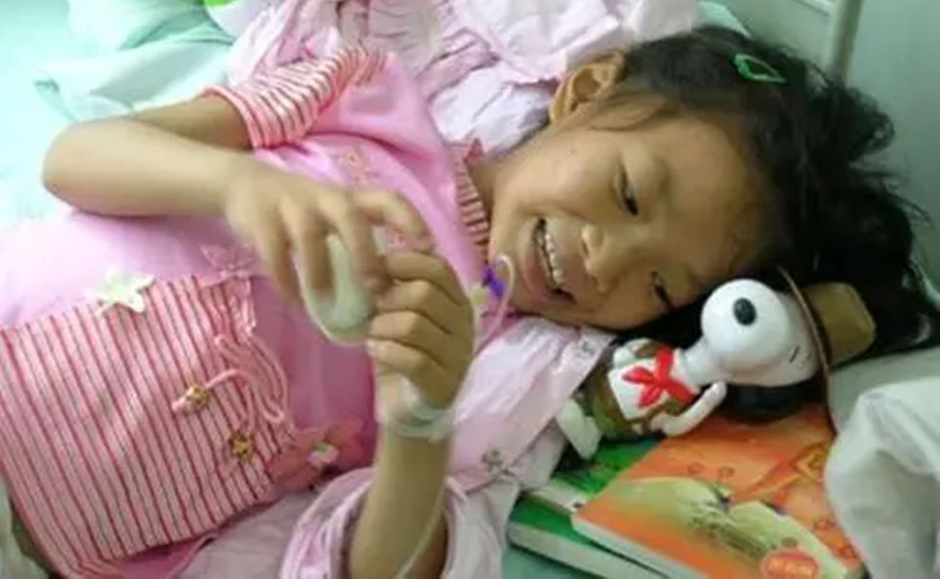 小女孩得了白血病因为穷放弃治疗,13岁女孩患白血病求妈妈放弃治疗