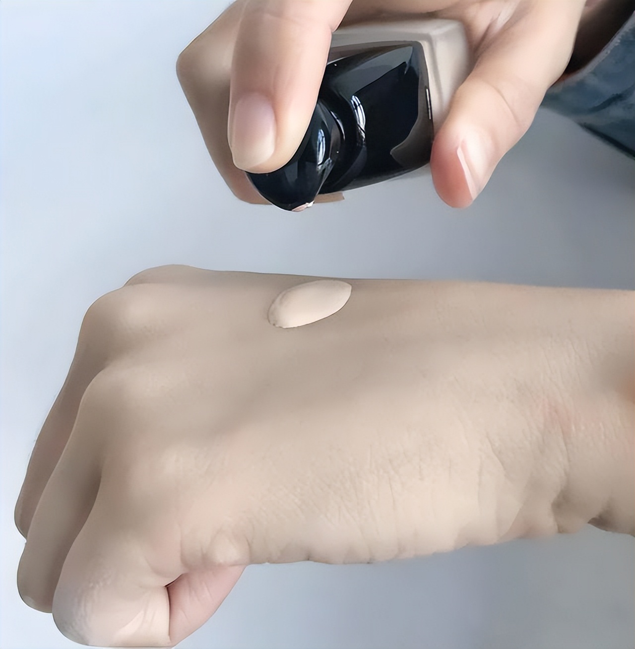 为什么涂了粉底液更容易出油了,脸涂上粉底一会都吸收了怎么办