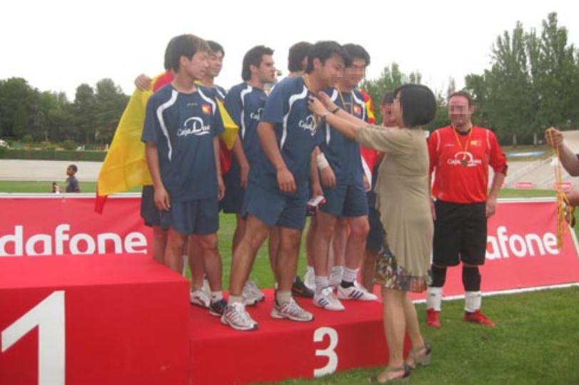 19年天津小伙踢场足球，换来个乌克兰美女硕士做老婆，如今咋样