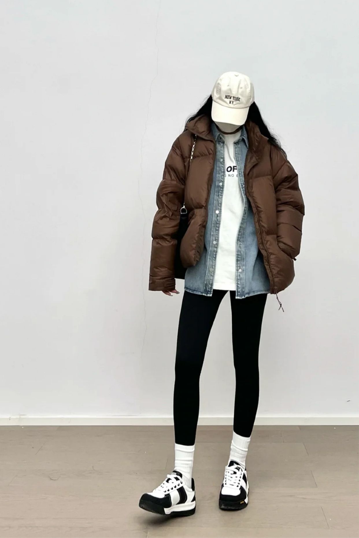 鲨鱼裤搭配长款羽绒服视频,冬天鲨鱼裤穿搭技巧