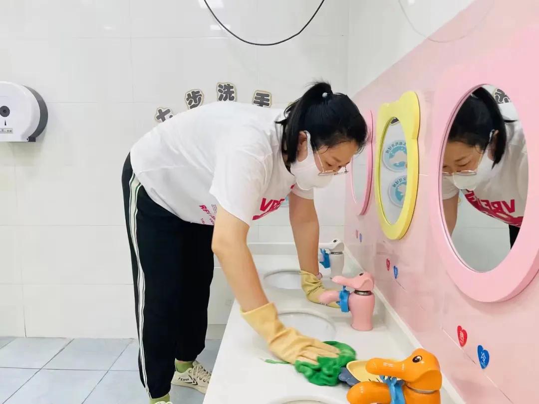 “篮”色梦想“球”悦童心—李沧区苍山路幼儿园中二班级特色活动