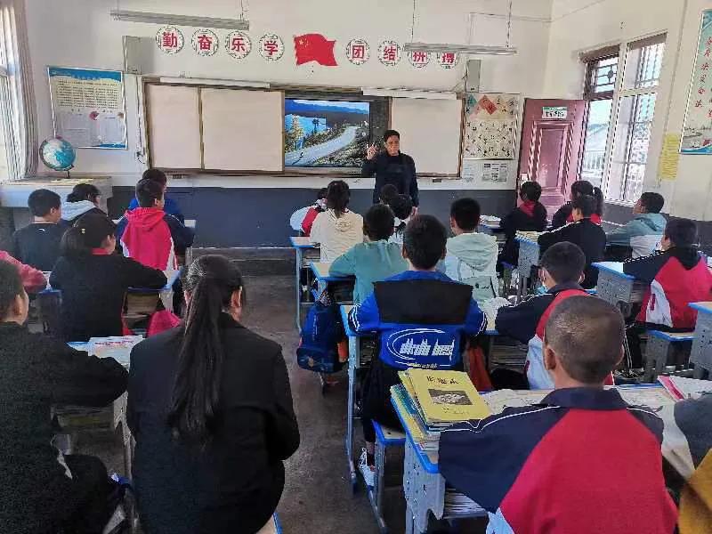 家庭教育日开展家校共育活动,小学开展立德树人家庭教育讲座