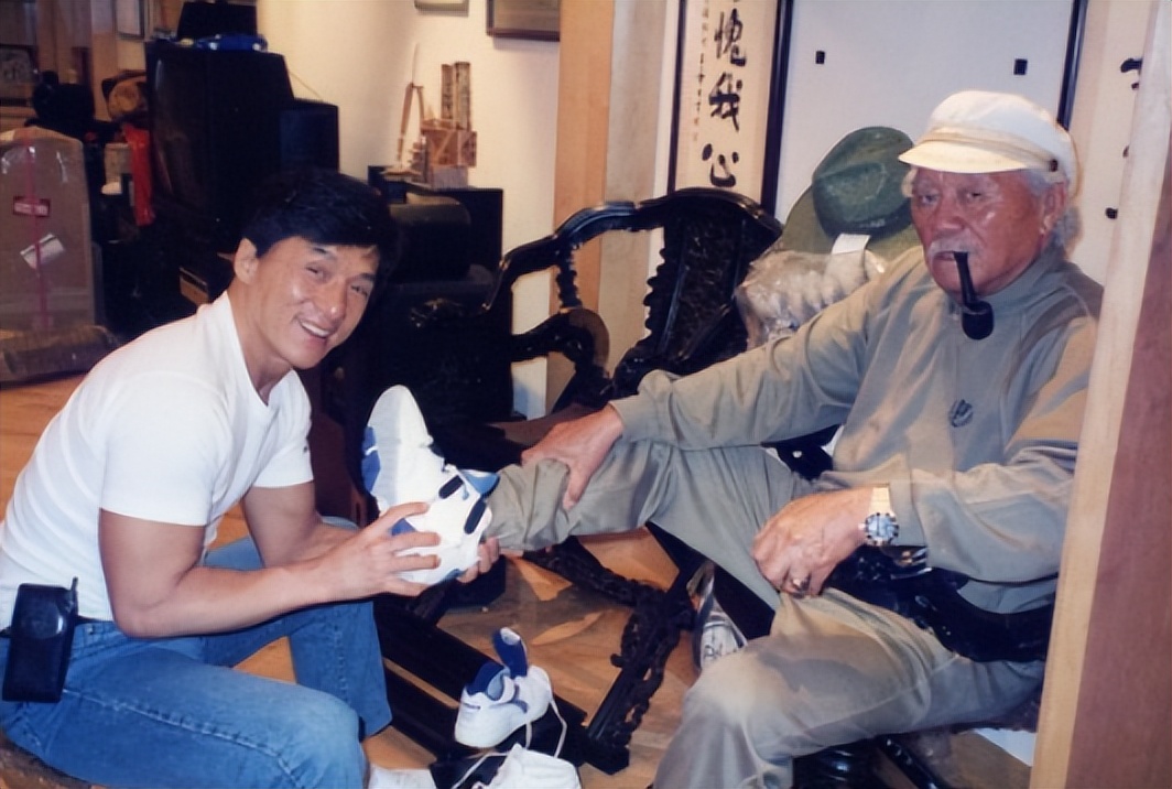 成龙叫房仕龙还是陈港生,成龙姓房为什么叫陈港生