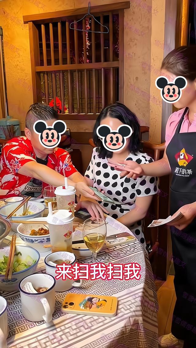 饭局主动买单的男人,男子相亲吃饭让女友买单